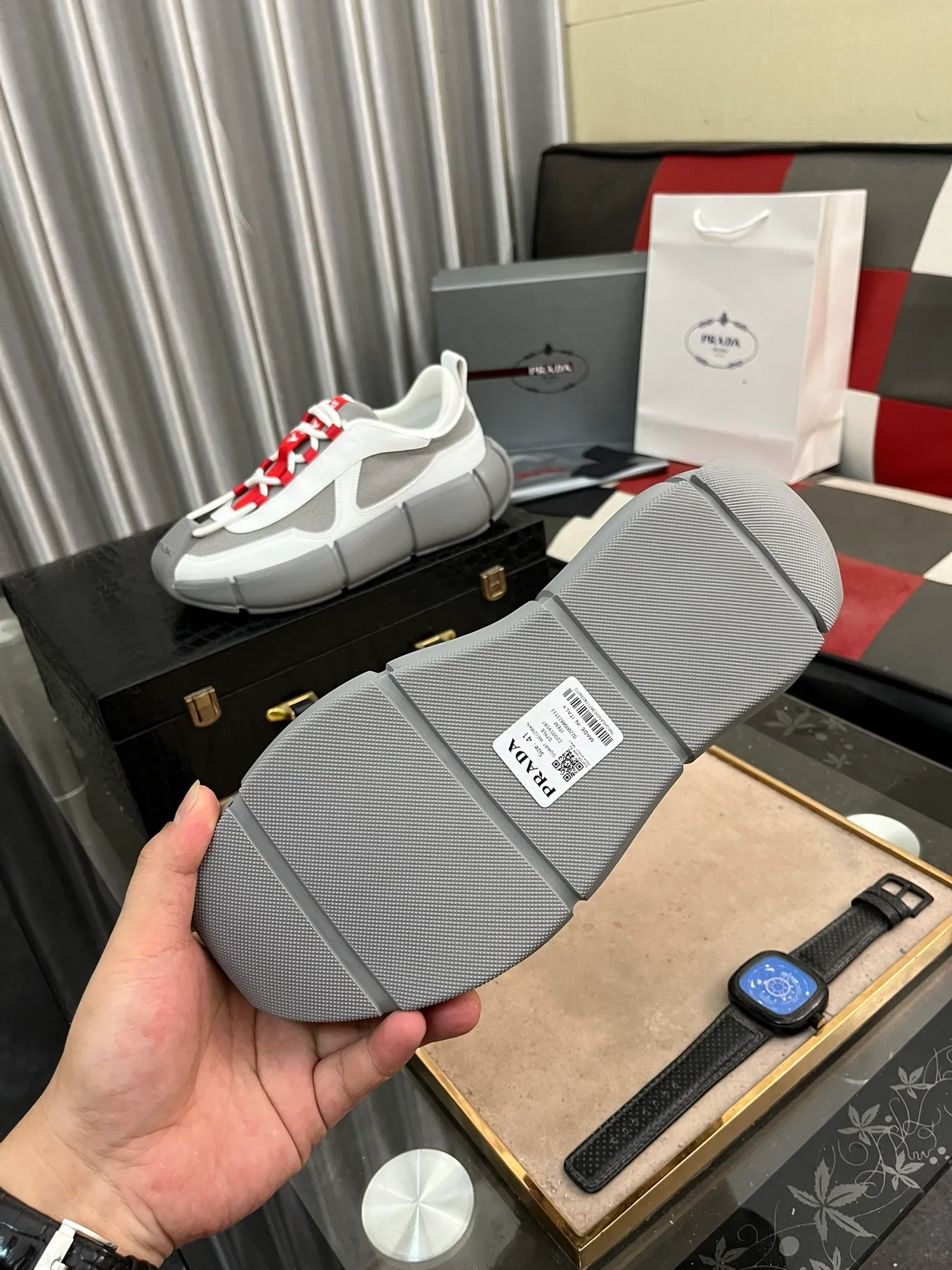 Men's shoes 💰540⌚️⌚️ PRADA/Prada men's lace-up casual sports shoes, the upper is made of cowhide leather and breathable mesh. It is soft, comfortable and breathable. The tongue is decorated with the PRADA brand letter logo. The thick rubber sole echoes the red label tongue. The style is fashionable and elegant. The details are carefully crafted. A super fashionable casual sports shoe with excellent breathability!  Size: 38-443️⃣Colors available